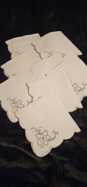 Set of 8 Linen Napkins Embroidered Floral Scalloped Edge Vintage Table Linens